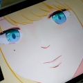 女兒在屏幕裡耶